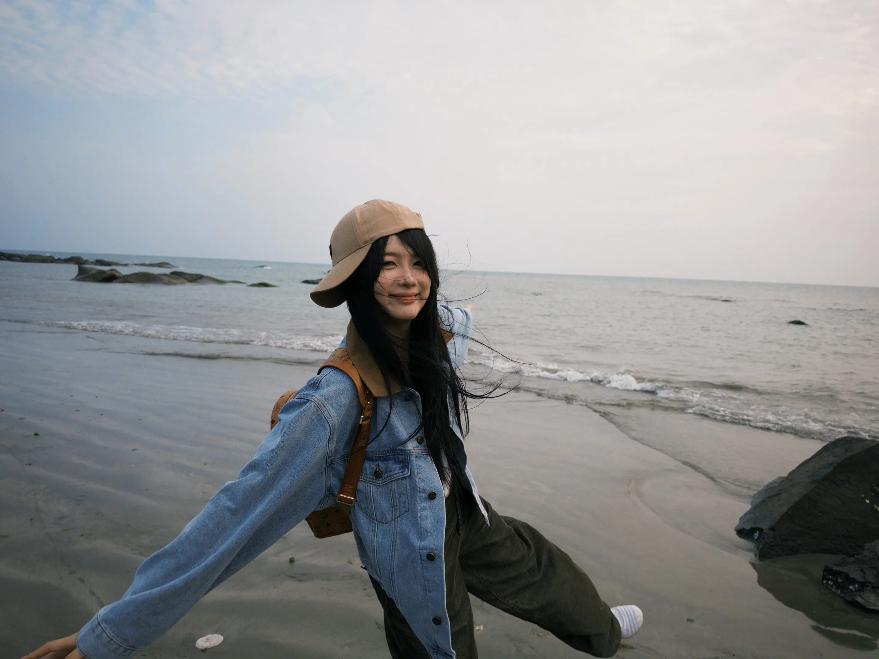 如果是你站在我的面前张开双臂笑眯眯 那命运安排给我的苦楚与酸涩 我都甘之以饴。