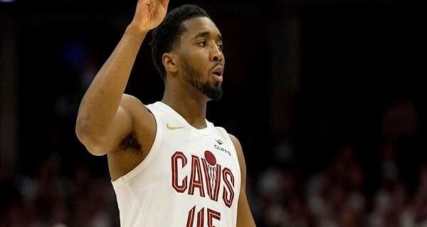 骑士这伤病，看着都疼！

米切尔训练时被队友莫布利撞到左眼，直接充血！他自己都说