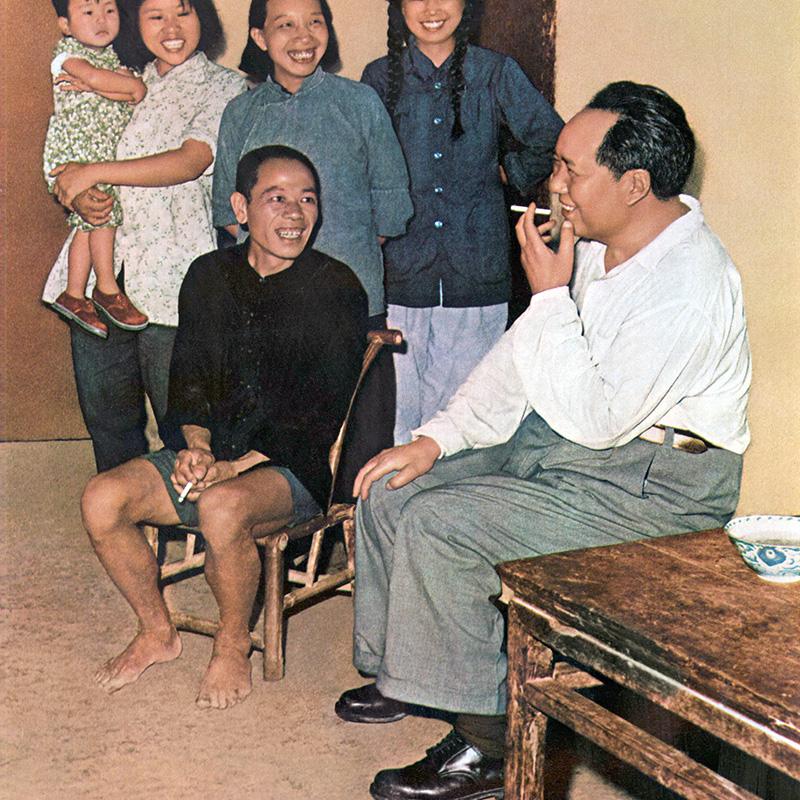 1959年，阔别故乡三十二载的毛主席回到韶山，走进农家小屋，与本地贫农、乡里乡亲