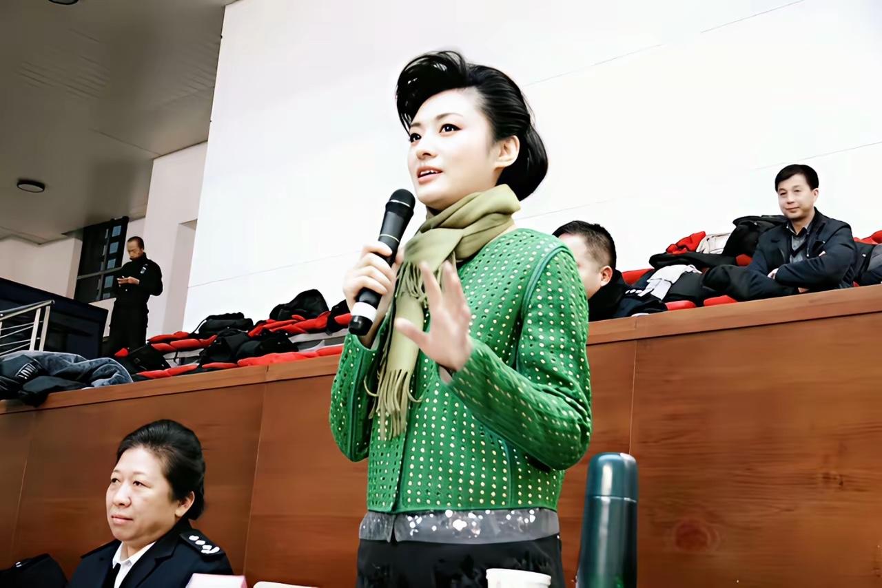 年轻时候的央视主持人周涛好美啊！