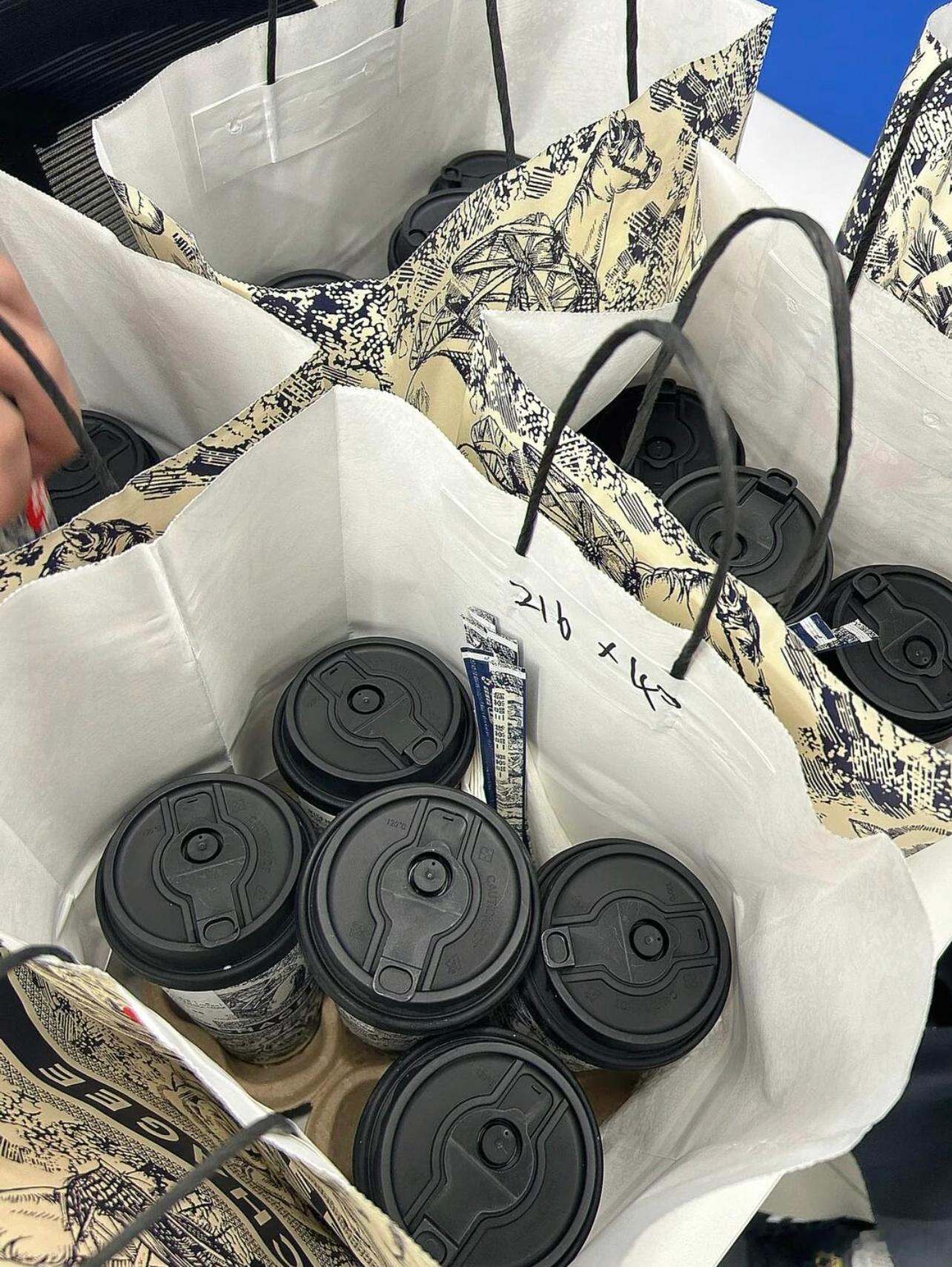 最近天气又转凉了，下午茶可不能少，安排些热奶茶给公司众老师大伙们暖暖身！