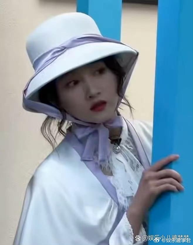 关晓彤吃瓜看孟子义，真的好可爱！俩位都变身民国大美人，走起路来摇曳生姿！ ​​​