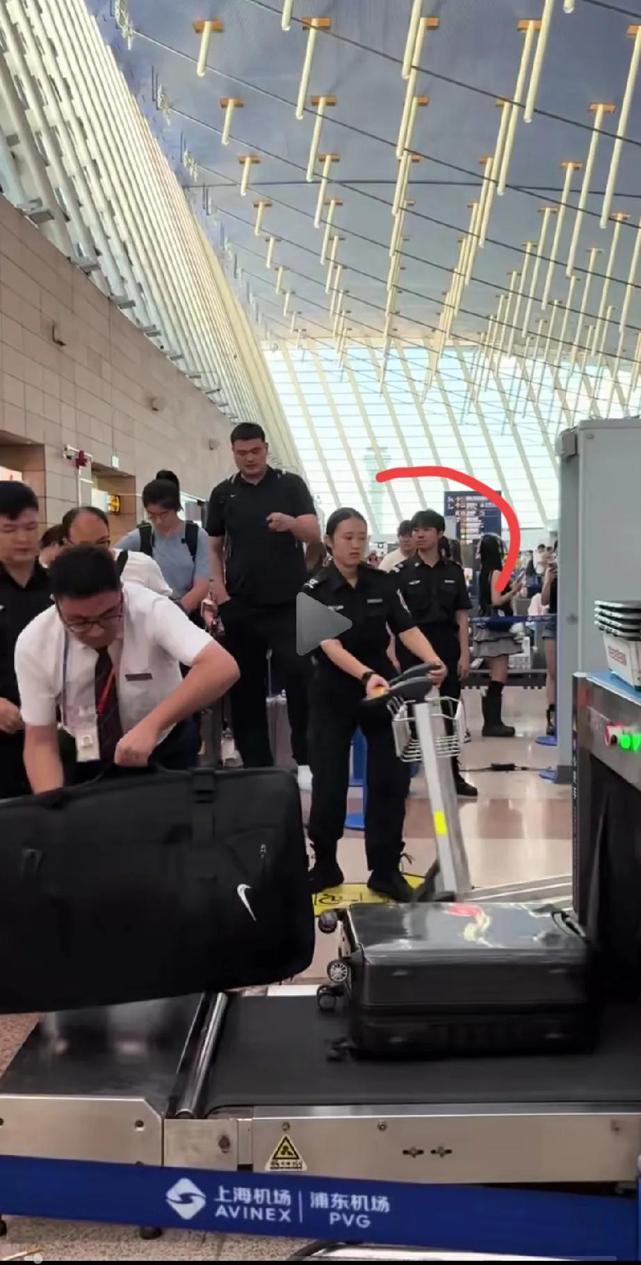 姚明带女儿出行，个高的人就是不一样，把机场保安小哥哥都看呆了，身后一群人围着观看
