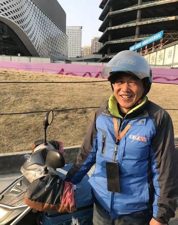 这热搜暖到心坎！深圳骑手孟世祥街头勇救女孩，平台不仅奖励“工龄”，更奖“见义勇为