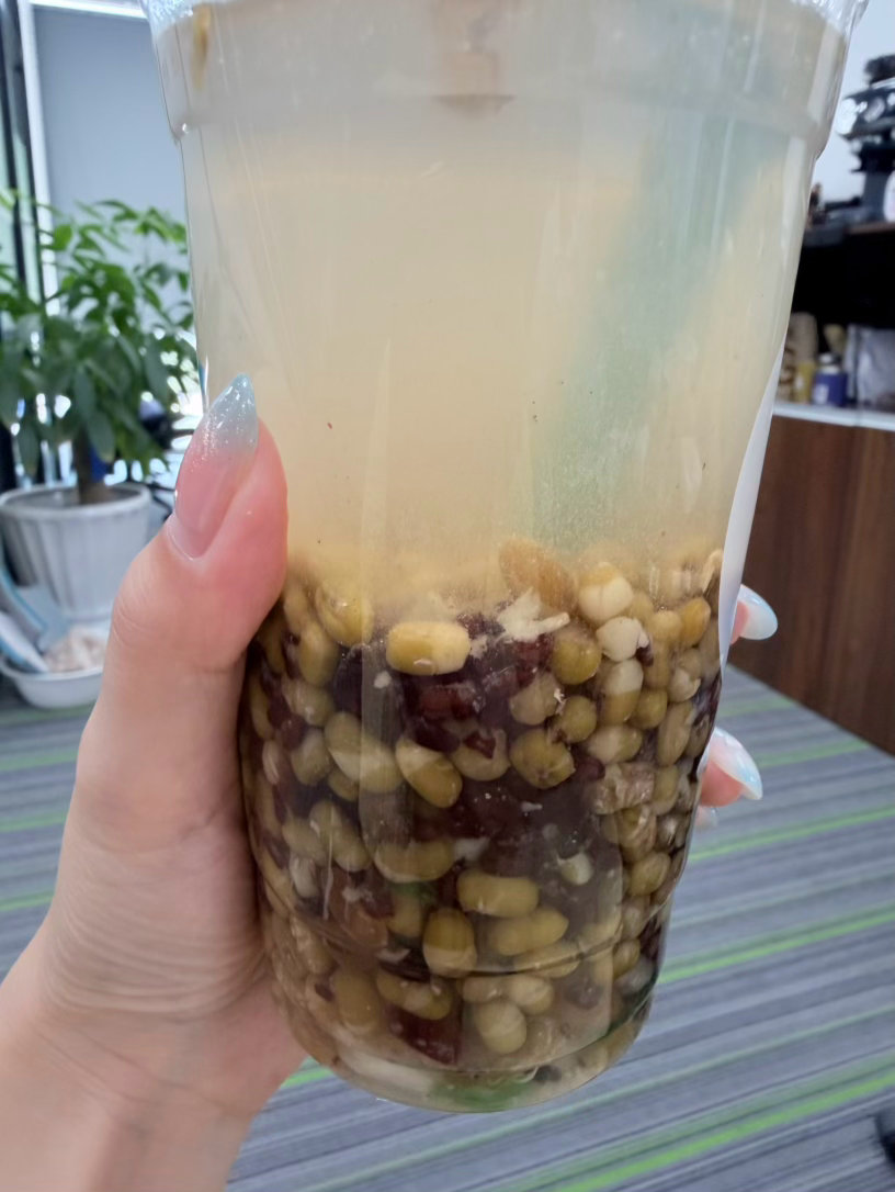 来一杯冰冰凉凉的苏式绿豆汤，马上来苏州的果子们记得来尝一尝哦