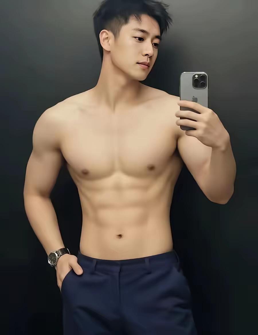 晒图笔记大赛风一吹，衣服轻轻贴在身上，那些隐藏的肌肉轮廓就若隐若现。咱们的注意力