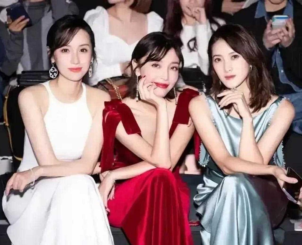 三姝同框：我认出了秀发垂肩、柳眉杏眼、玉指纤纤的隋俊波；中间柔发覆额、右手支颐的