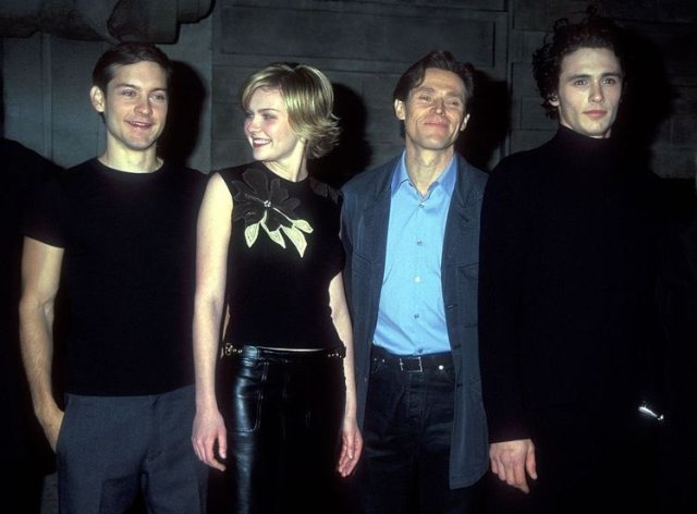 山姆·雷米导演的《蜘蛛侠》（2002）主演们的合影从左到右分别是：托比·马奎尔，