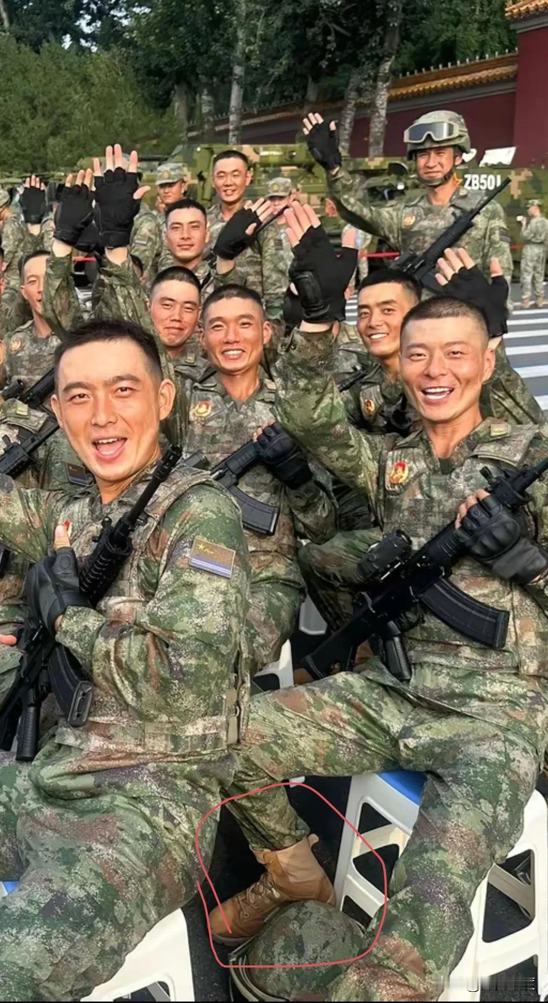 换装了新式军靴，反绒一样是反绒的，黄色一样是黄色的，不过拉链取消了，更贴近实战。