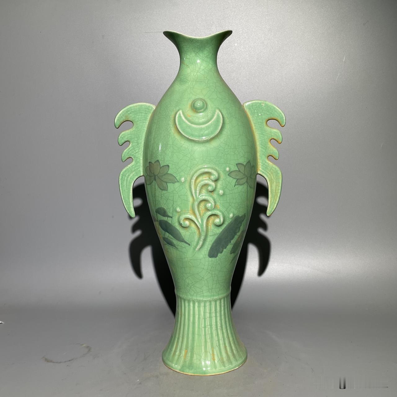 五代柴窑·绿釉开片鱼形瓶鉴赏
器作鱼形，口为鱼吻，侧饰鱼鳍，底塑鱼尾，线条流畅如