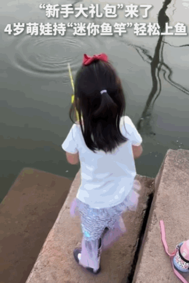 空军佬请在家人的陪同下观看。据媒体5月7日报道，浙江义乌这一幕，一名4岁萌娃拿着