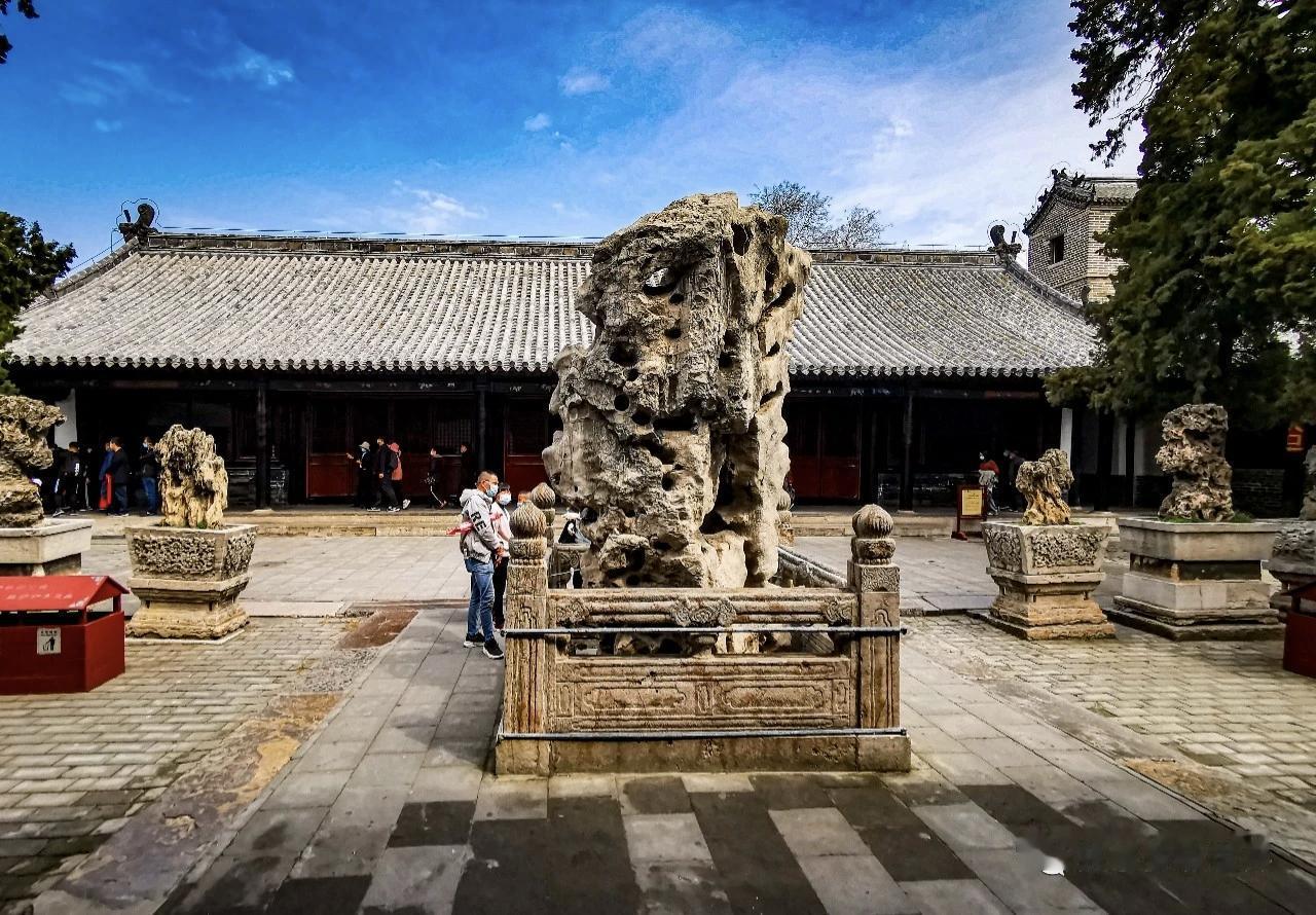 站了半个月，我才明白：坐着不是歇，是给老腰上刑

以前我总觉得，人老了，腰疼腿酸