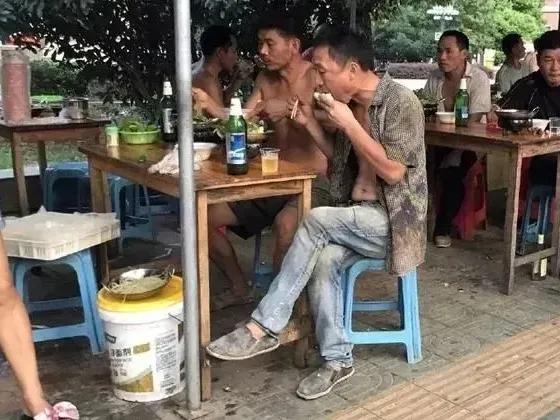 长大了终于明白了，去饭店吃饭，会发现在工地里上班的人，在吃饭的时候常常会点一瓶啤