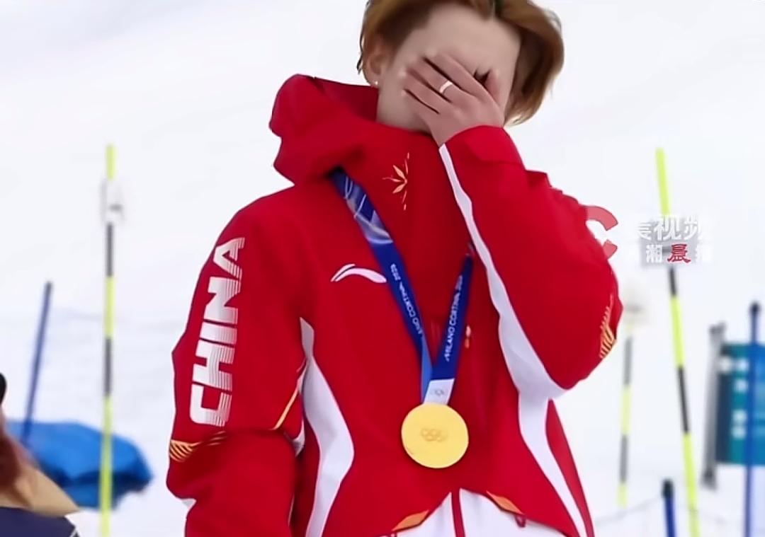 苏翊鸣大哭
不是因为输了
也不是因为受伤了，而是他摘得冬奥首金，看了全程他真的很