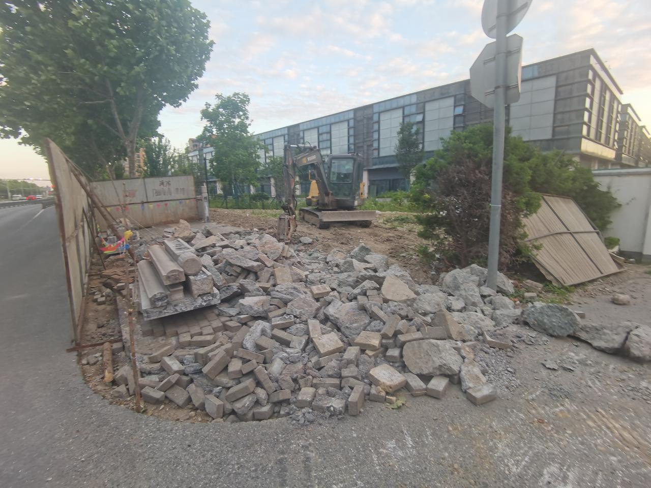 一大早就去看袍江安居城，看看昨天的成果。扩路还是主要成果，扩路完成后，才能石条定
