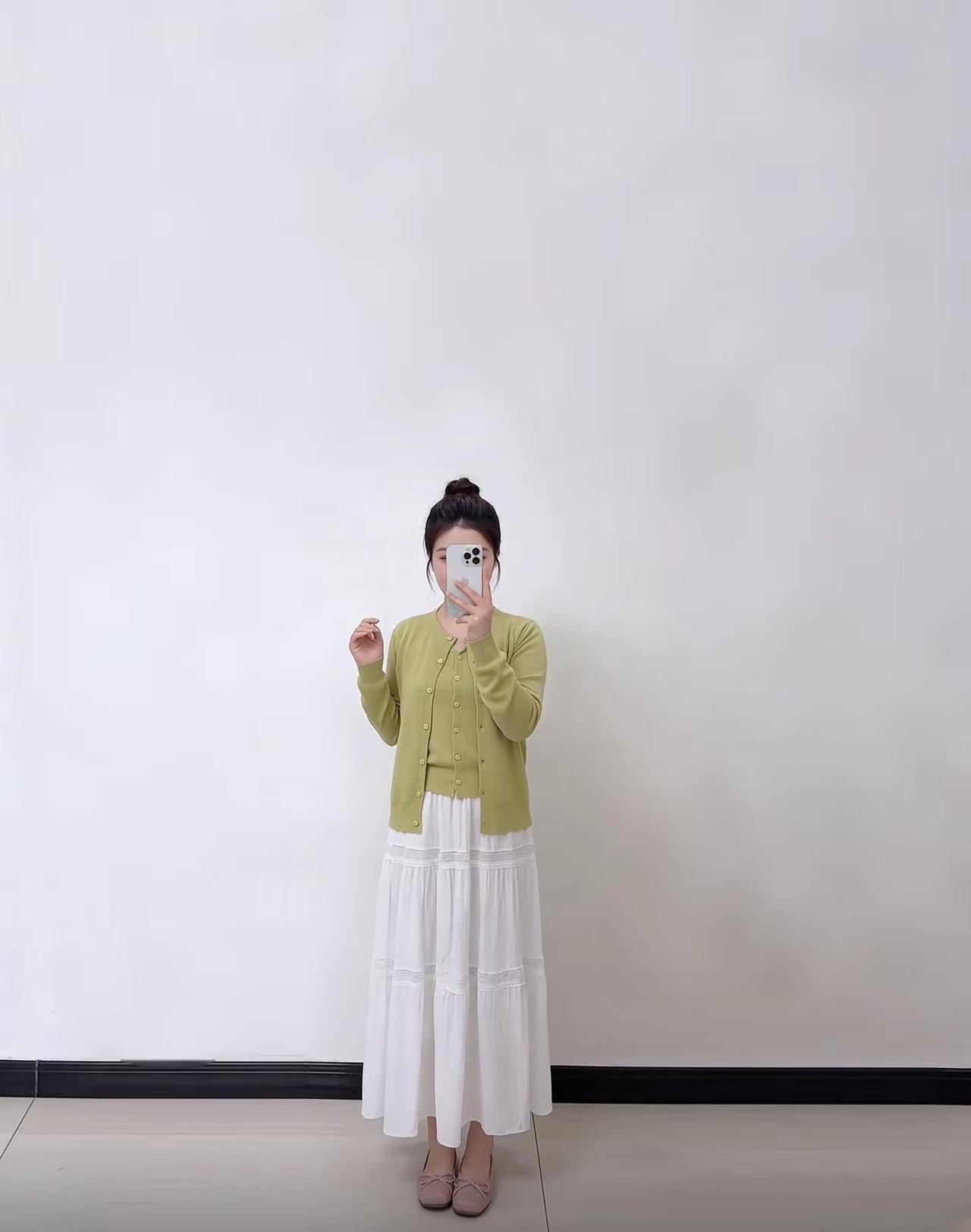 原歌家绿色三件套面料舒服、版型正，最惊喜的是显白搭白裙子温柔干净原歌时装 随性穿