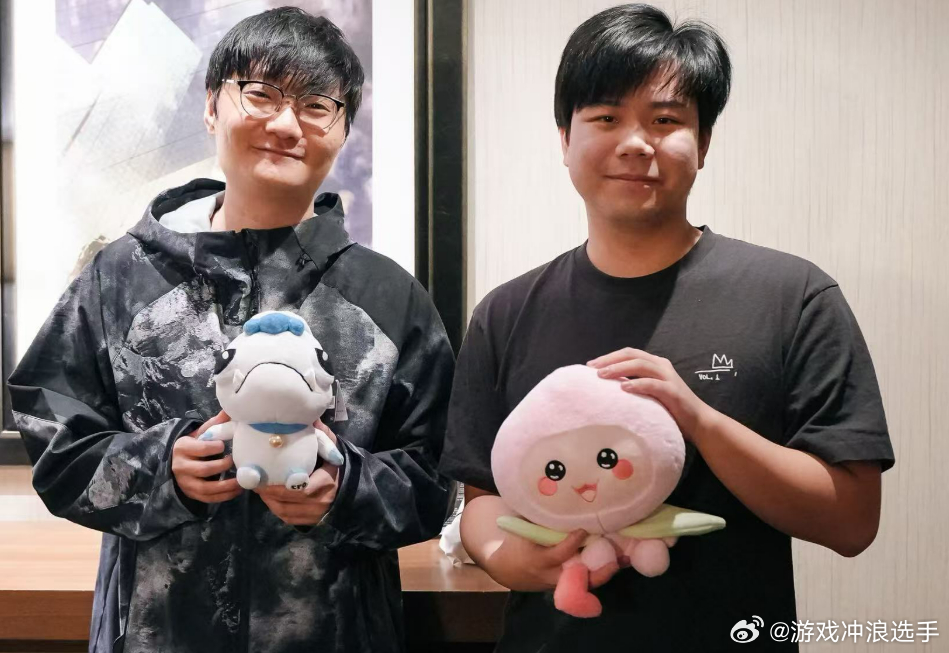 看起来小天心情不错啊， 笑嘻嘻的，希望24号和Gumayusi打完比赛，还能笑出