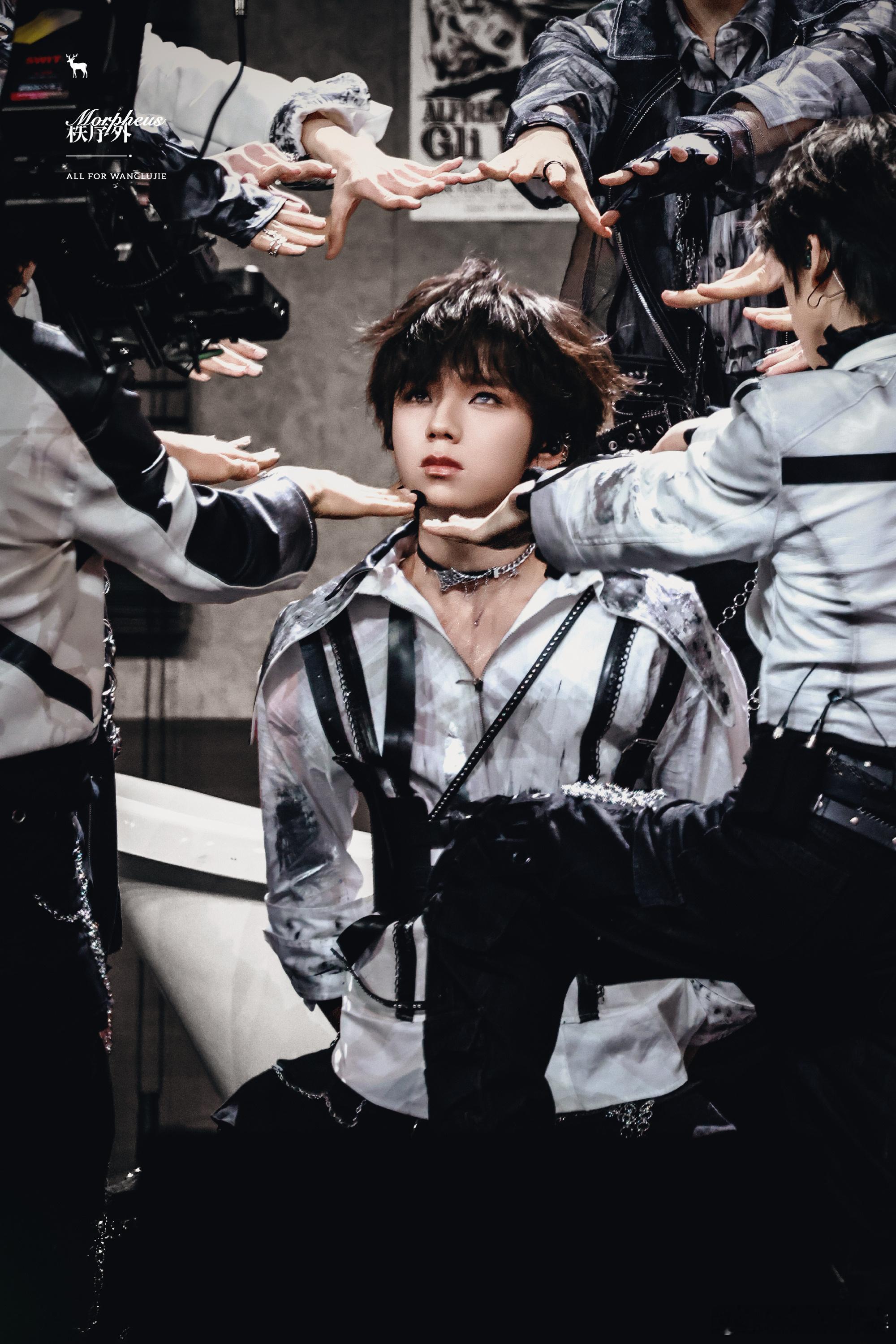 TF家族荣耀之战，王橹杰凭《希区考克》禁忌八秒杀疯全场！单膝滑跪+背手抬眸+狙击