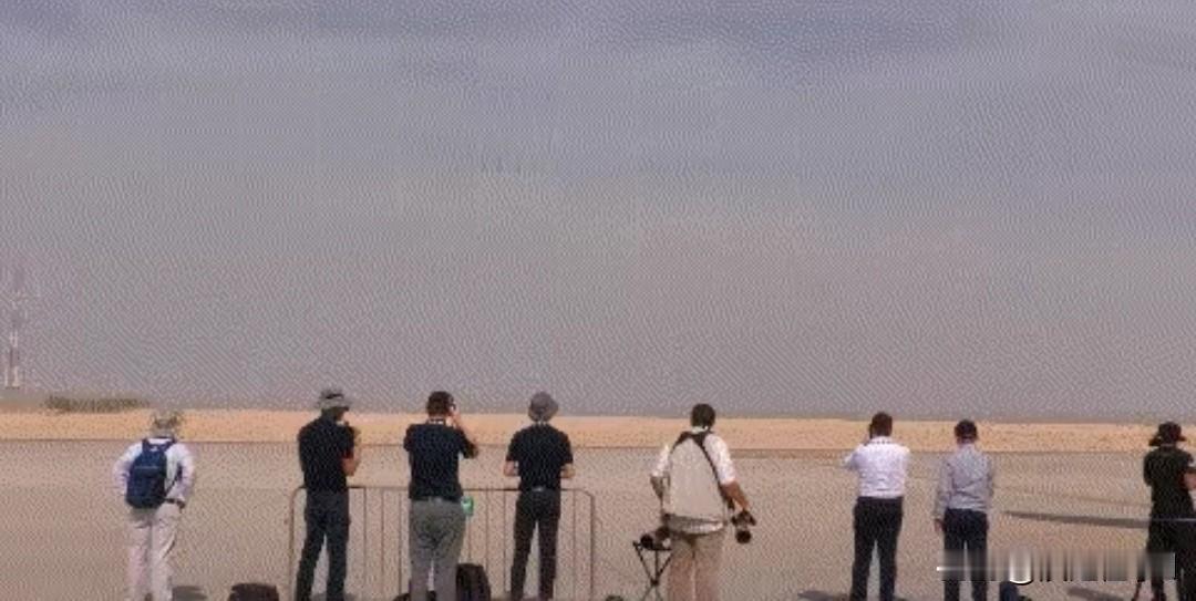 印度光辉战机迪拜航展表演坠毁，飞行员遇难场面扎眼。11月21日航展最后一天，该机