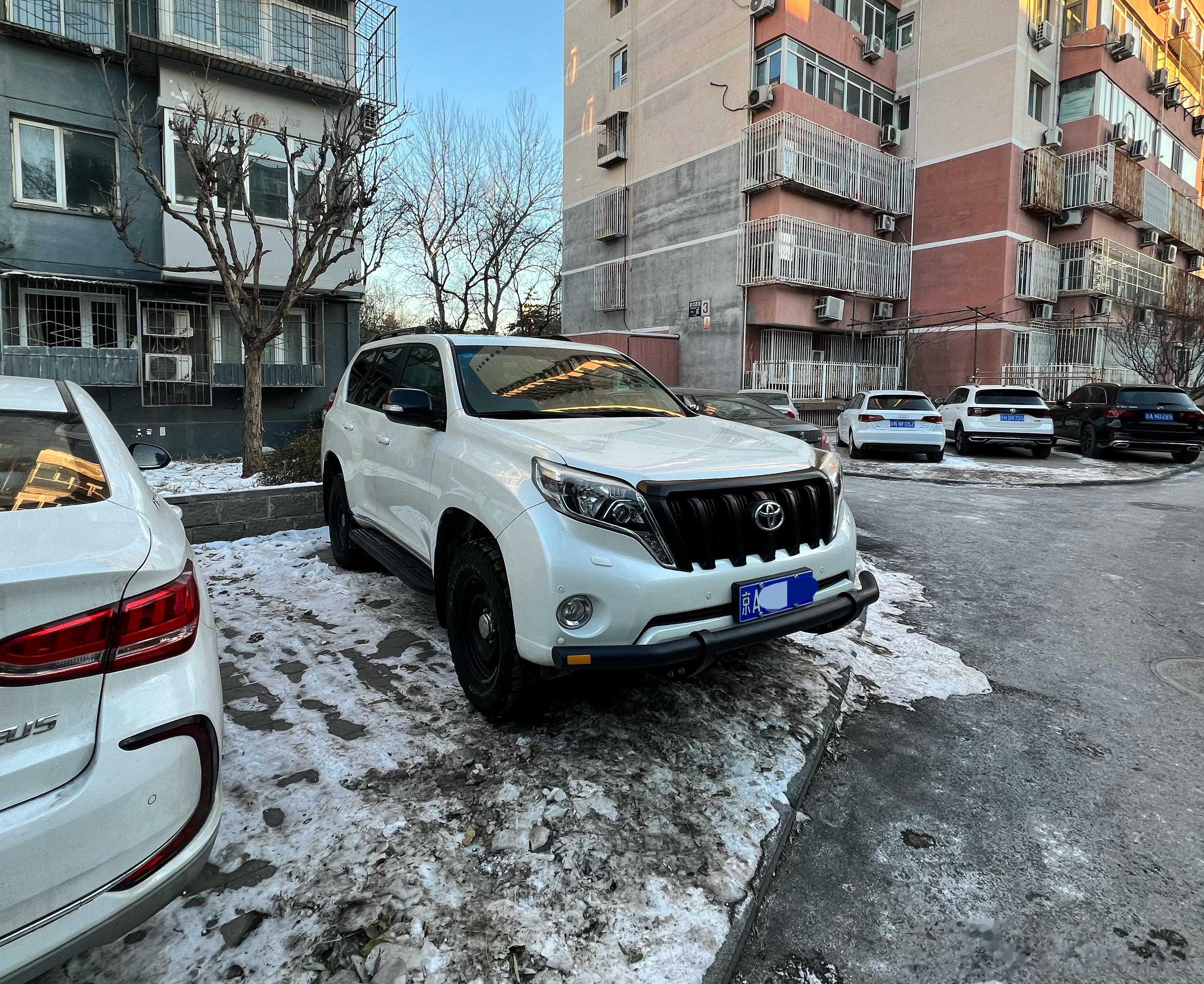昨儿洗车后回家，晚上发现另外三个车门有冰，但稍加一点力就开了，唯独左后门打不开！