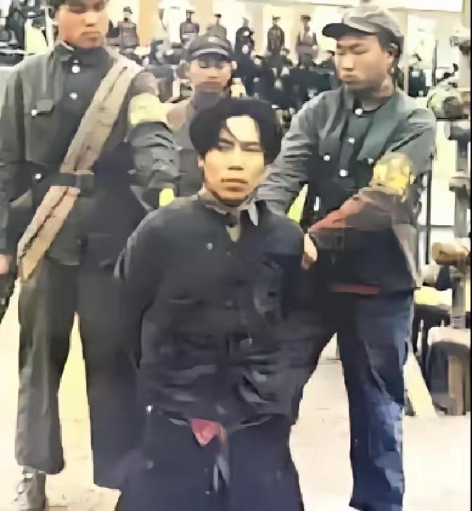 1951年1月，戴笠唯一的儿子戴善武，被五花大绑押赴刑场，跪在刑场上等待枪决。随