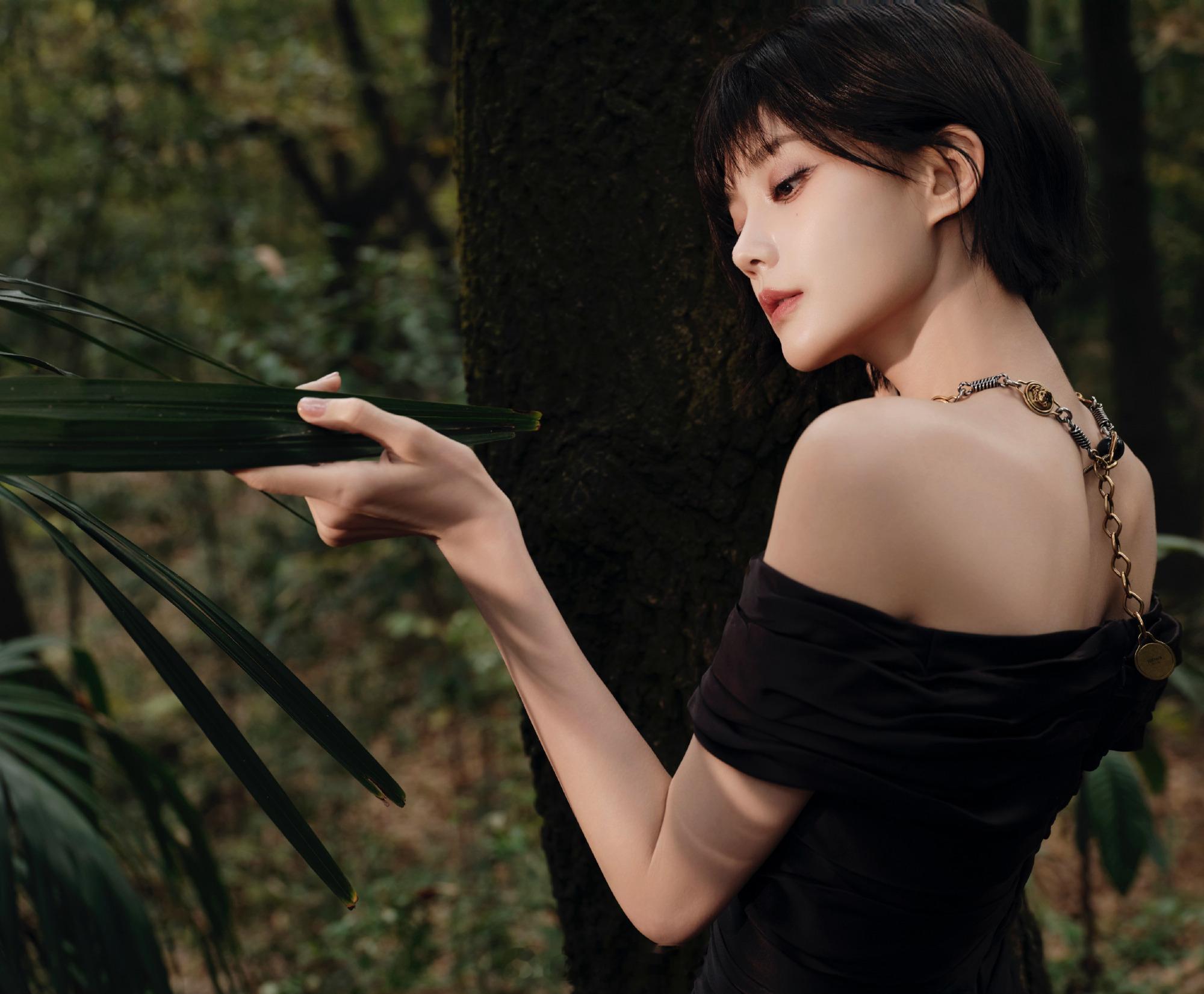 黑色露肩酷飒利落——李一桐。每日明星美图分享