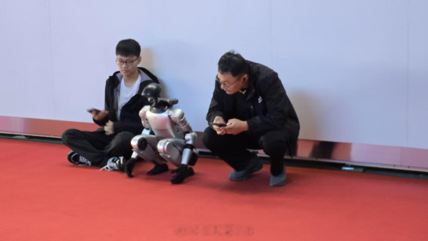逛上海车展真是太累了，机器人也受不了车展  ​​​