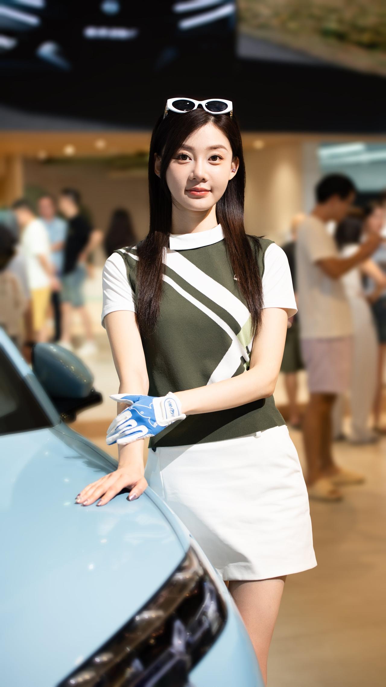 张芮尔共赏美丽车模 成都车展 气质美女