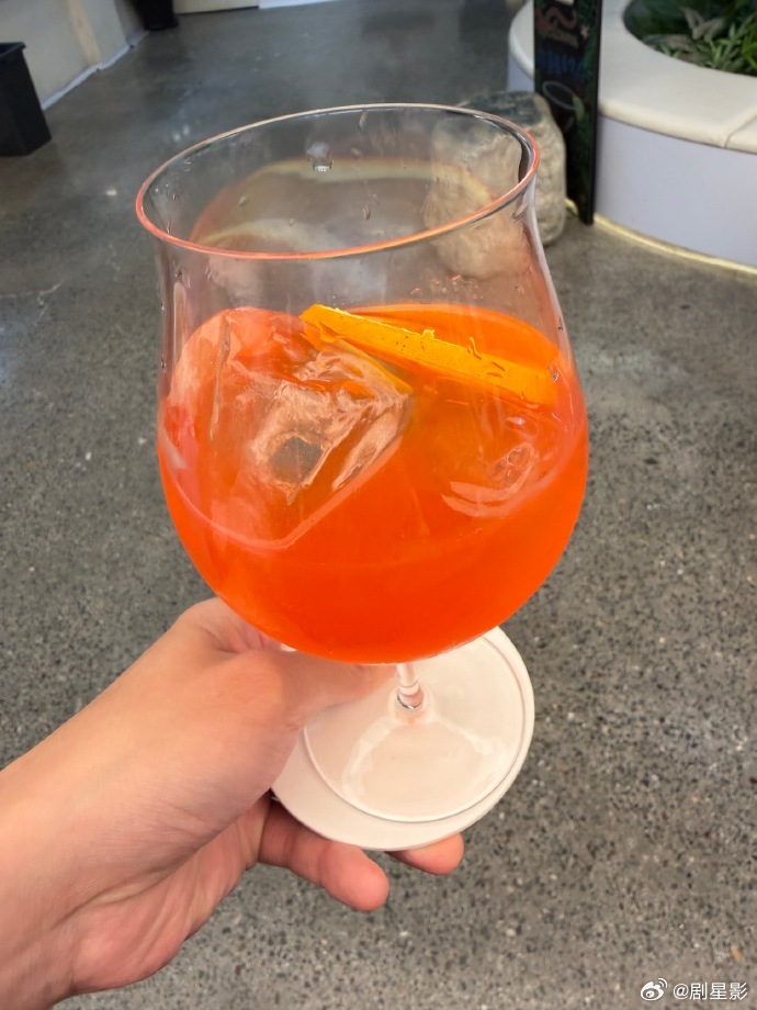 董思成晒特调作品 哇塞，看到了董思成WINWIN特调，橘色的颜色看上去就非常的好