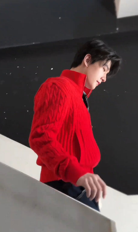 杨洋天黑变身 杨洋美的像AI 杨洋美的像AI，杨洋天黑变身，谁懂这个杨洋一身暗夜