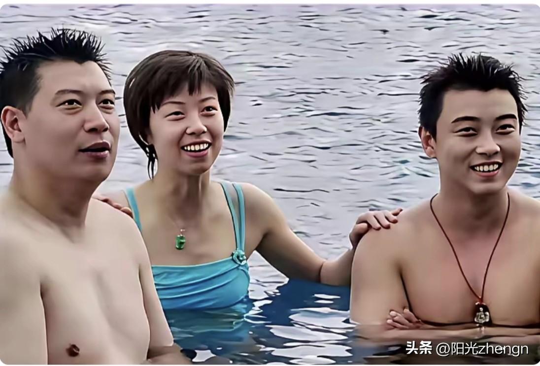 看到这张照片里穿着泳衣笑容灿烂的张怡宁，不由得让人感慨，当年打球那会，没有现在这