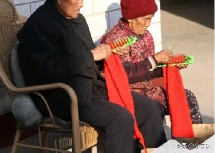 河南安阳一对老夫妻17年来织了上万条围巾送给边防战士们，家里的墙上挂着一幅地图，