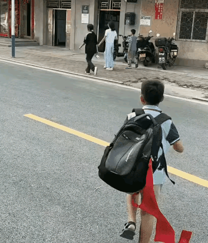 弱弱问一句，这娃到学校该，看着别人戴红领巾，他该如何面对？