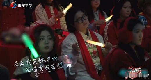 井胧被一大片花团围住唱歌 2026川渝春晚井胧这表演太有张力！被花团包围的唯美场