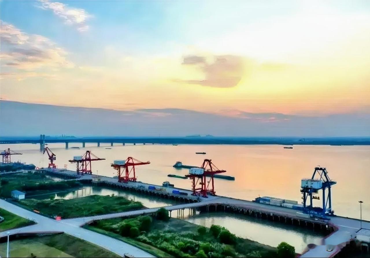 但安庆港作为长江北岸重要枢纽，其增速和基础设施升级速度在省内港口中表现突出，尤其