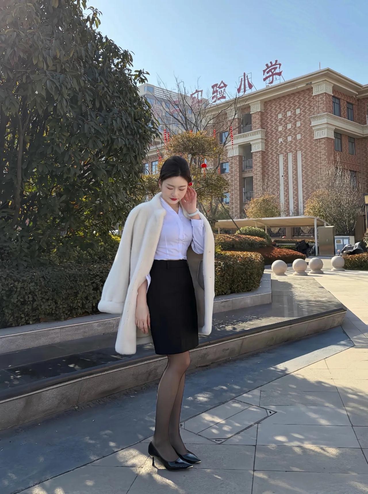 冬日穿搭指南：白色毛绒大衣+黑色连衣裙，温暖又时尚！🌟👗🧥