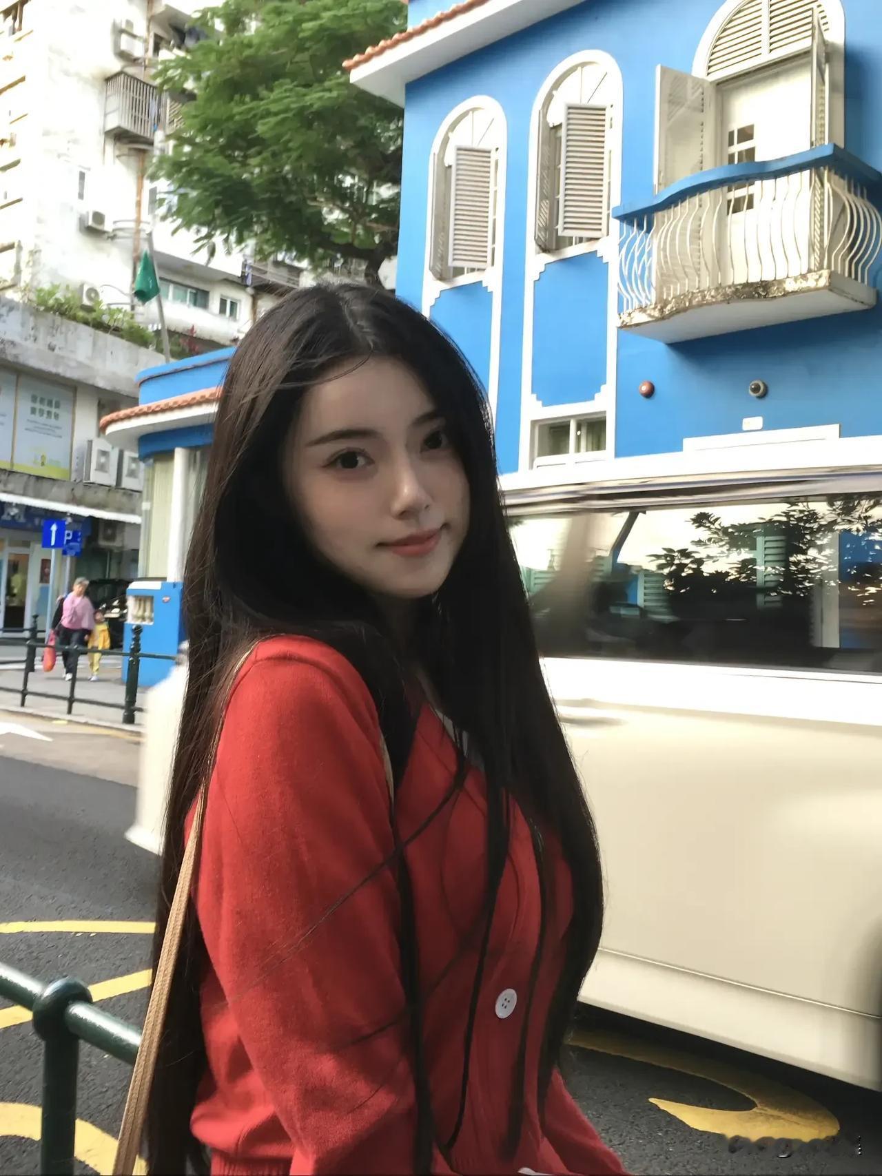 红衣美人倚蓝楼，笑语盈盈似画卷。