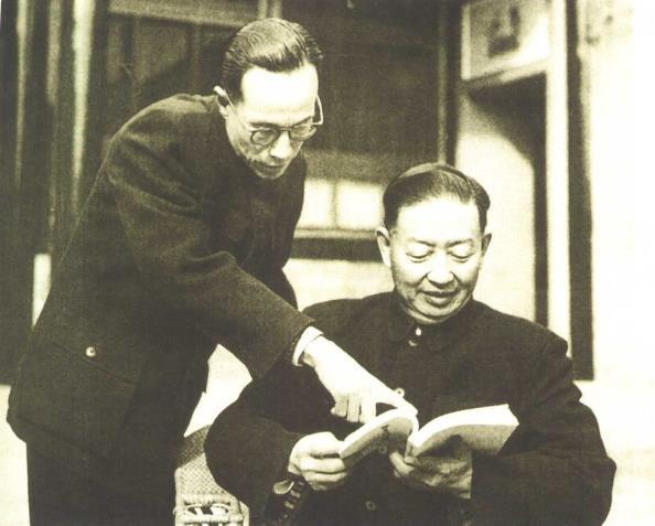 梅兰芳与秘书许姬传探讨戏剧方面的问题