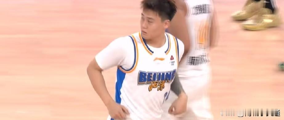 北京首钢男篮虽然输球，但是今晚打很顽强啊，差点逆转上海男篮。
上海男篮大比分领先