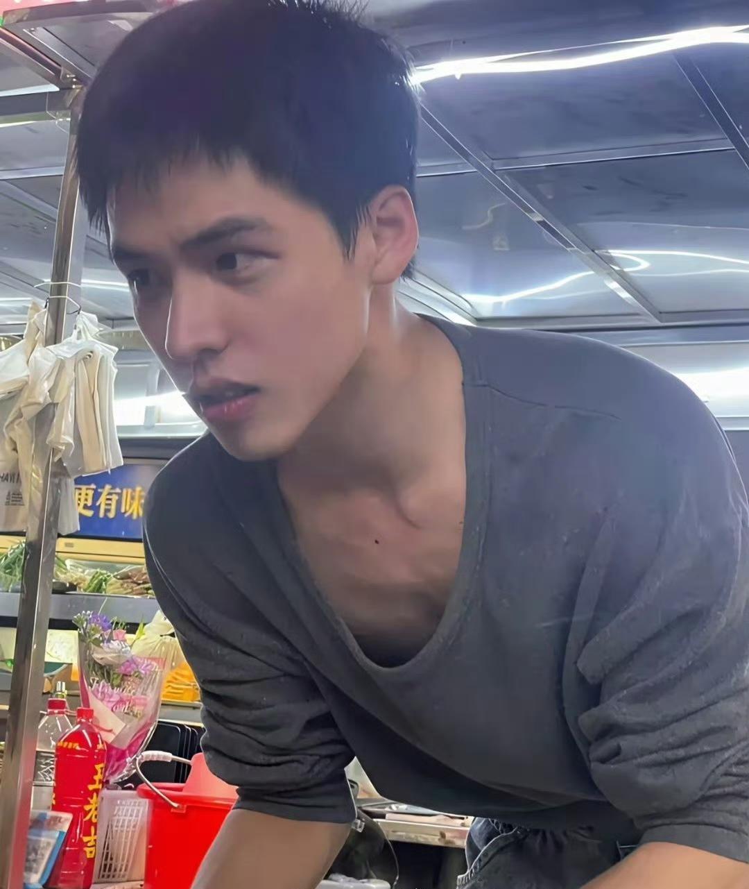 烧烤生意不错，加油小伙[呲牙]