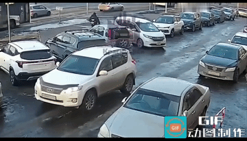 一个“鬼探头”，一个可能加了油……
本来互相是可以避免的，可是，女人还是为难了女