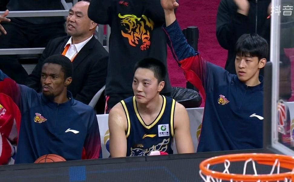 胡明轩表情亮了：在广东东阳光主场发生极其尴尬一幕：第三节当徐杰持球快速推到前场，