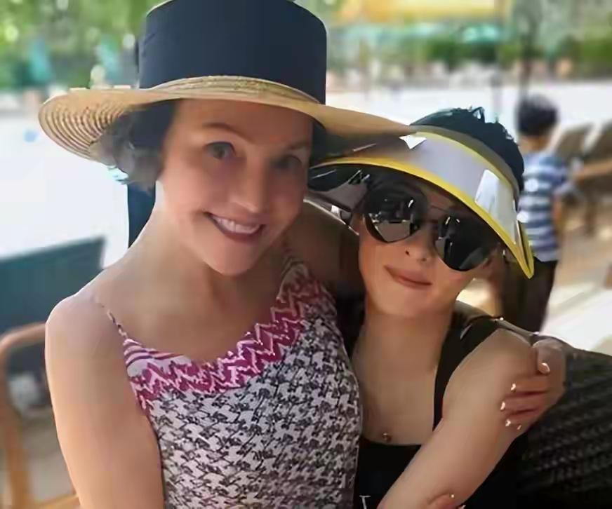 不得不承认基因的强大，张柏芝完美继承了母亲戴莎莉的基因，五官极为相像。
近日，有