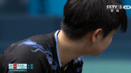 陈梦4-2战胜孙颖莎夺得乒乓球女子单打奥运冠军，2个人在比赛结束后长长的拥抱令人