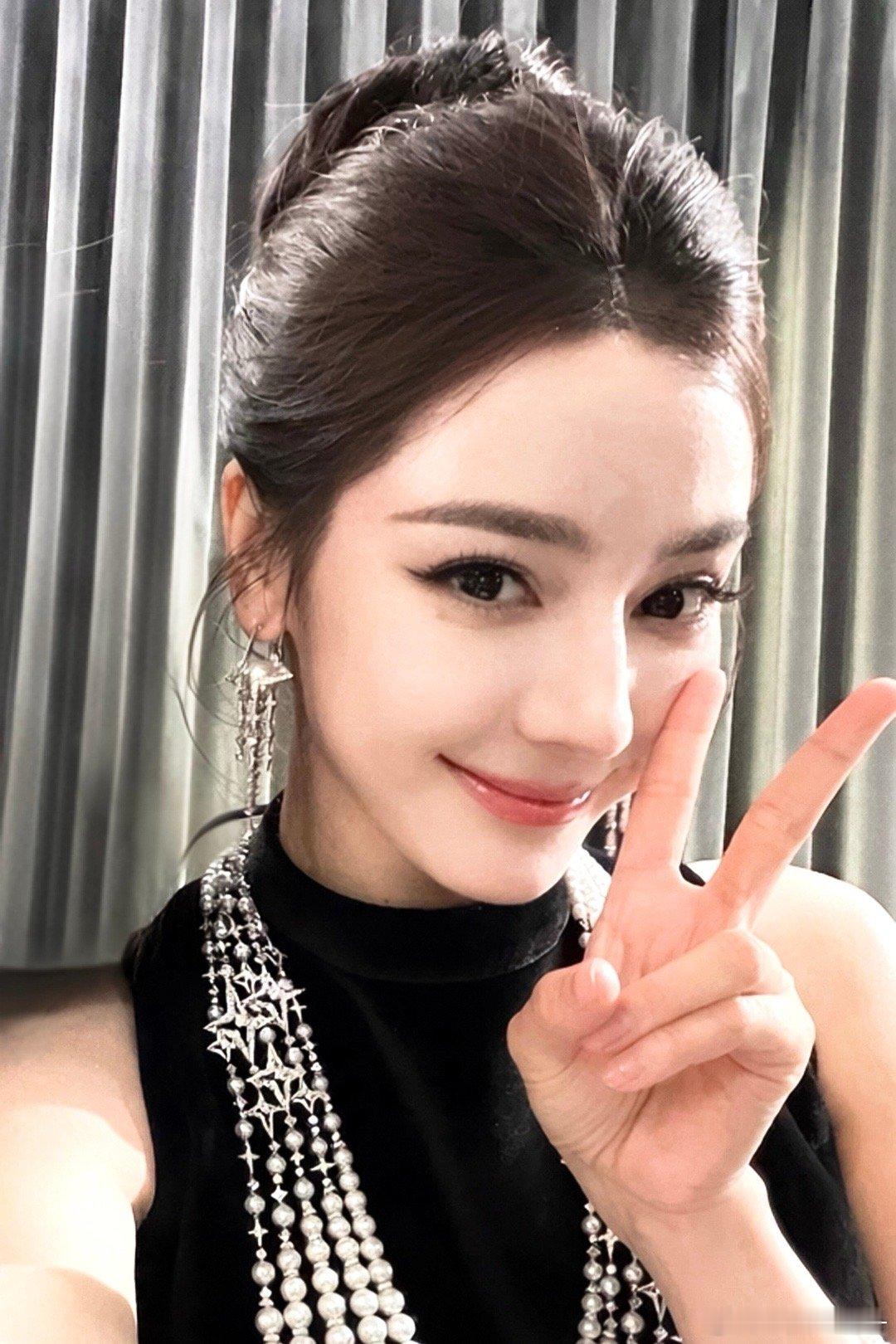 路虎卫士全驭代言人迪丽热巴 dlrb 热巴开卫士 dlrb 迪丽热巴卫蓝“成长它