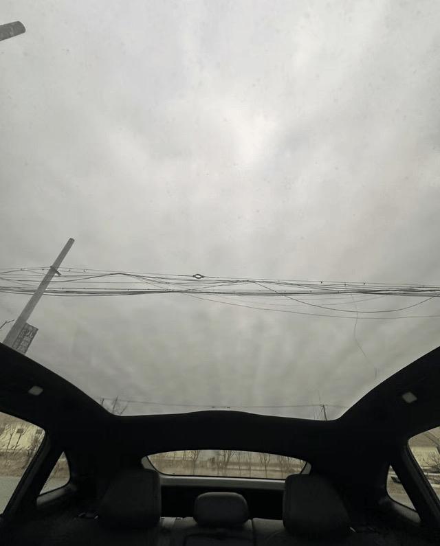 惊了！杭州男子提新车，全景天幕竟布满黑条纹！

 "这车顶是贴了斑马贴纸吗？"杭