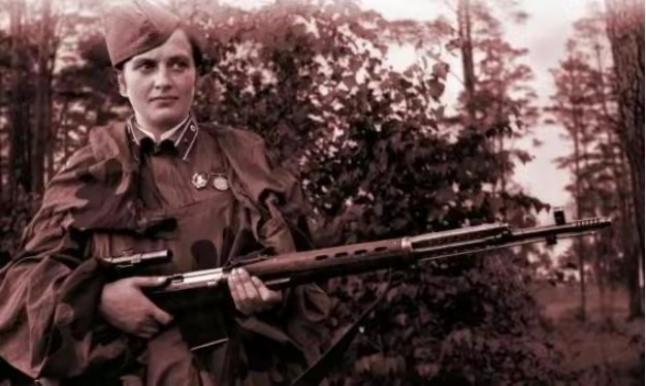 1941年，年轻的苏联女战士卓娅被纳粹军人轮番侵犯后处死。为了不让她喊叫，纳粹军