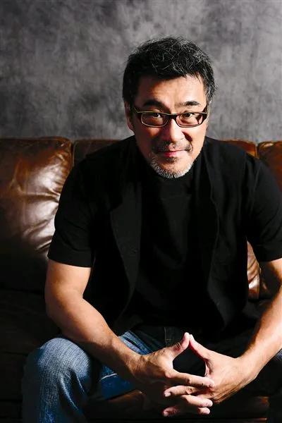 中国最好的说唱歌手是谁？
答案是李宗盛。
他的风格独树一帜
说几句再唱几句
句句
