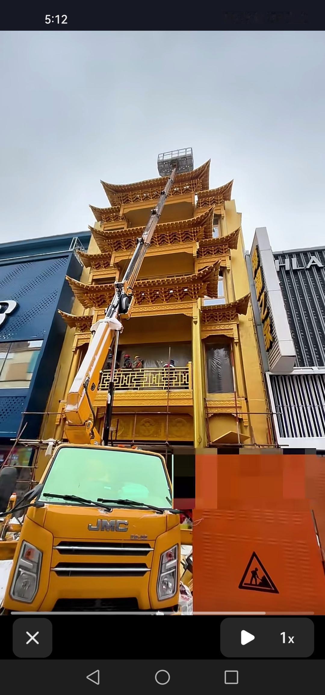 吉林市河南街惊现“黄金屋”，金碧辉煌，美不胜收！

不知从何时起，吉林市河南街多