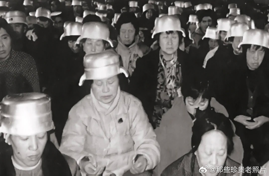 1993年北京妙峰山举办“高级气功培训班”，照片中人们头戴铝锅（被称为 “信息锅